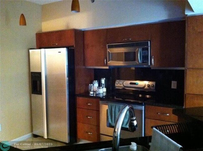 Foto del edificio - 3215 NE 184th St
