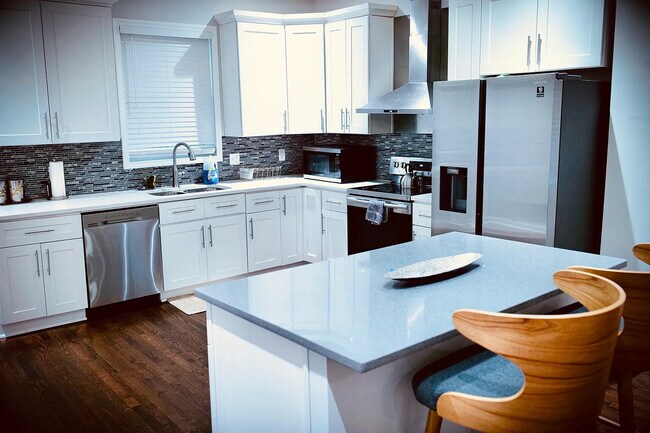 Foto del edificio - Room in House on E Ontario Ave SW