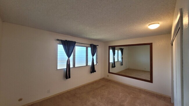 Foto del edificio - 3 bed 1.5 Bath Townhouse With Beautiful Vi...