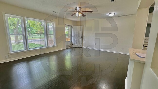 Building Photo - 1102 N Crestway St