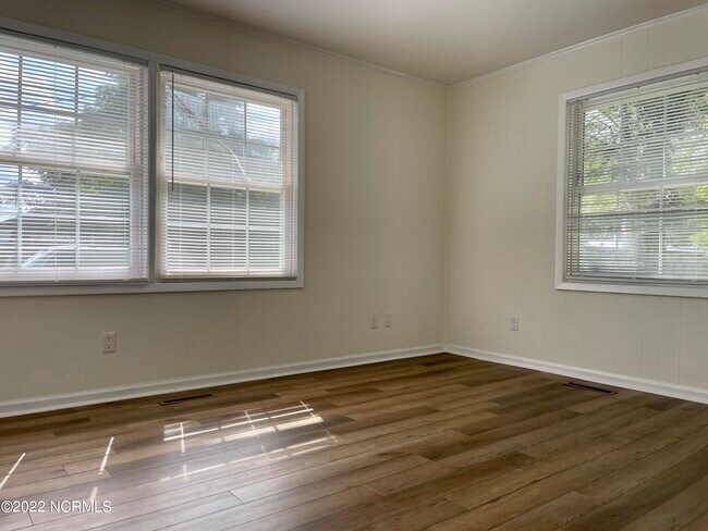 Foto del edificio - 65 McIntyre Rd