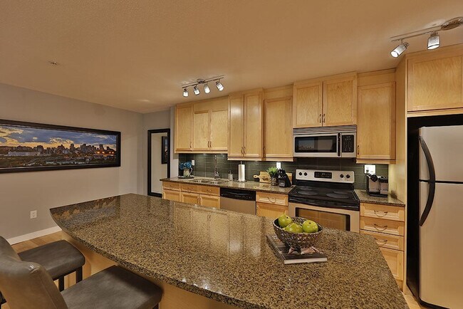 Building Photo - 10154-10103 103 St NW