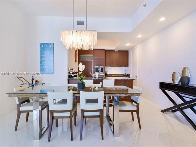 Building Photo - 15811 Collins Ave