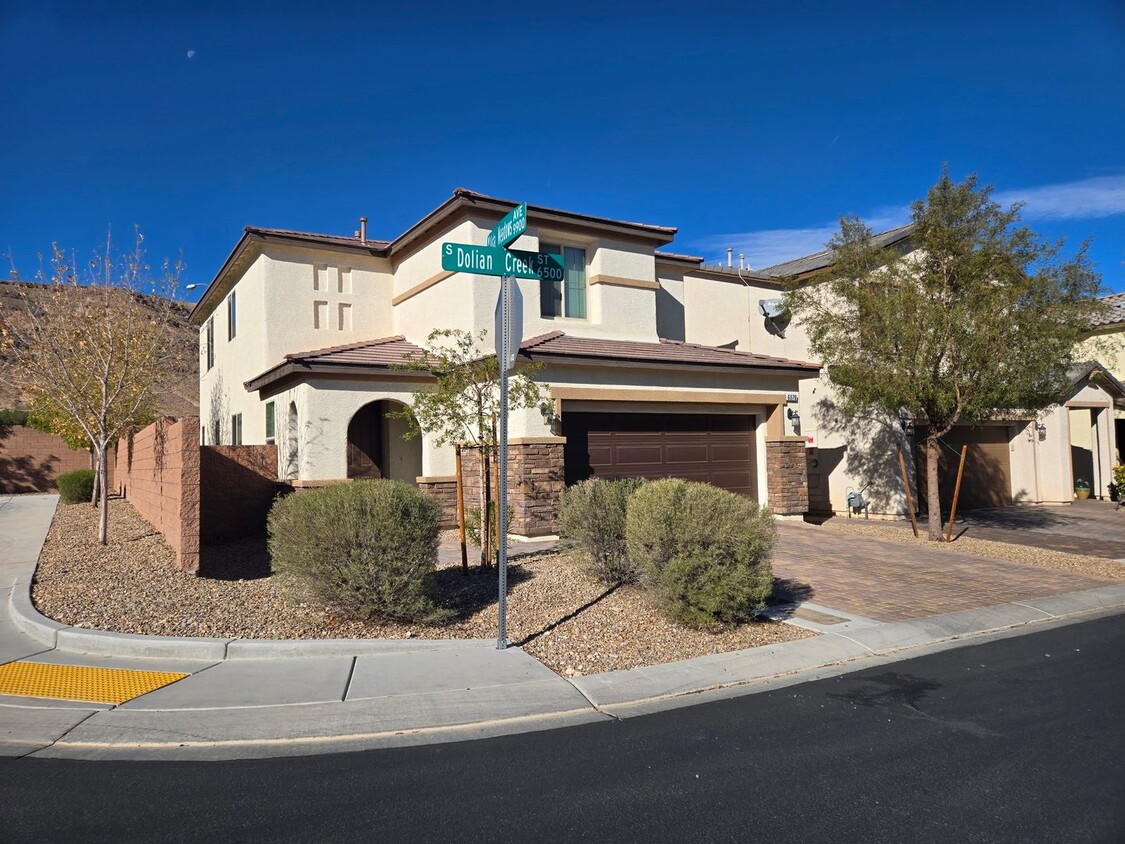 Foto principal - A Fabulous 3 Bedroom Home in SW. Las Vegas