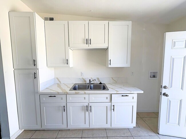 Building Photo - 2 Bedroom Rancho Cucamonga Unit