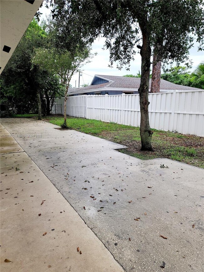 Foto del edificio - 970 NE 40th St