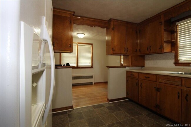 Building Photo - 144 Maple St