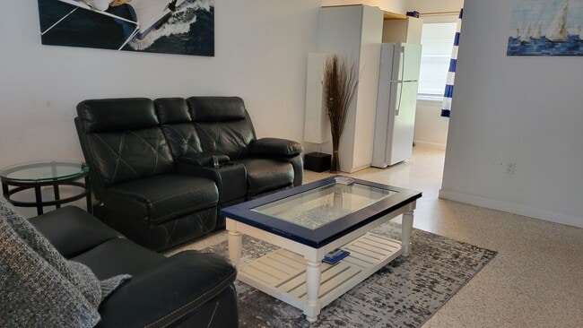 Building Photo - Annual UNfurnished nicely renovated 2/1 ha...