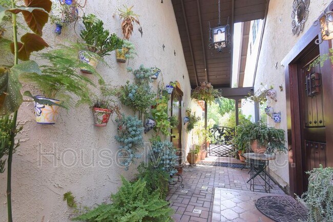 Building Photo - 10473 El Comal Dr