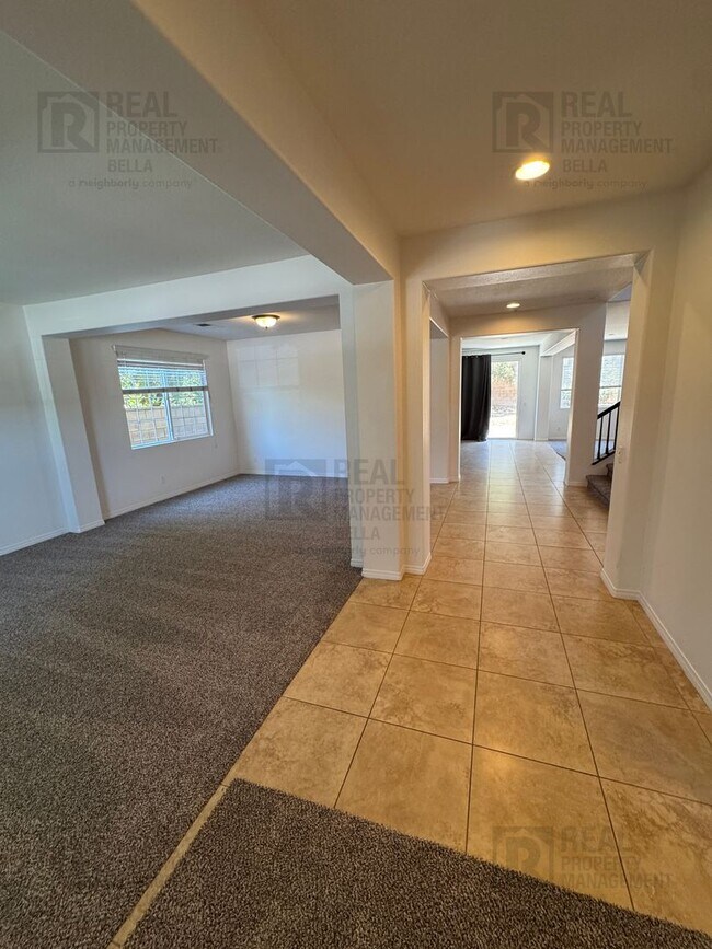 Building Photo - Huge Kitchen, Downstairs Bedroom, and More...