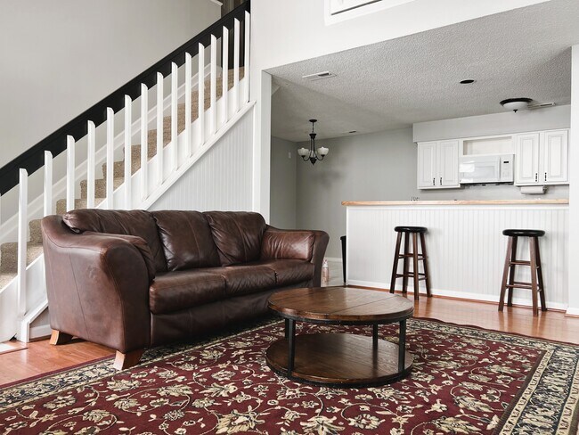 Foto del edificio - 1705 Willow Creek Ct