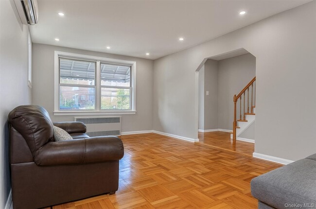 Foto del edificio - 1059 Burke Ave