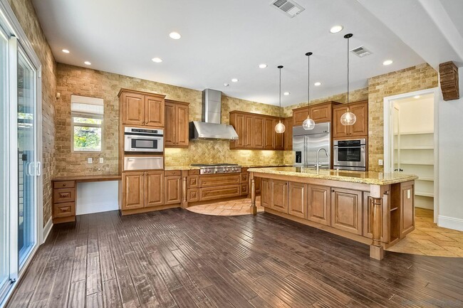 Building Photo - 10760 Cherry Hill Dr