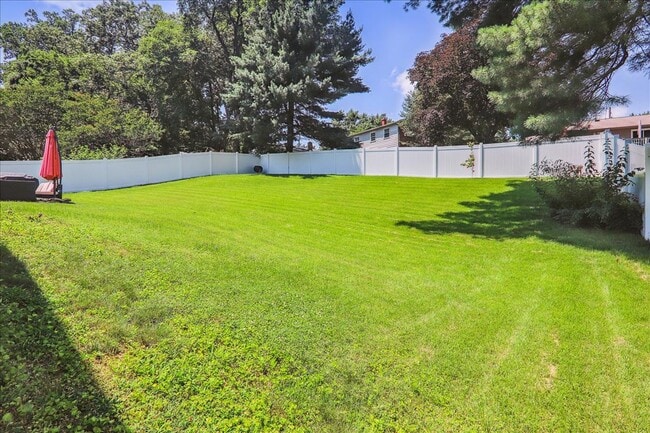 Foto del edificio - COMING SOON - Fresh and Updated - 4Bed/3Bath Split Level  w/ spacious yard