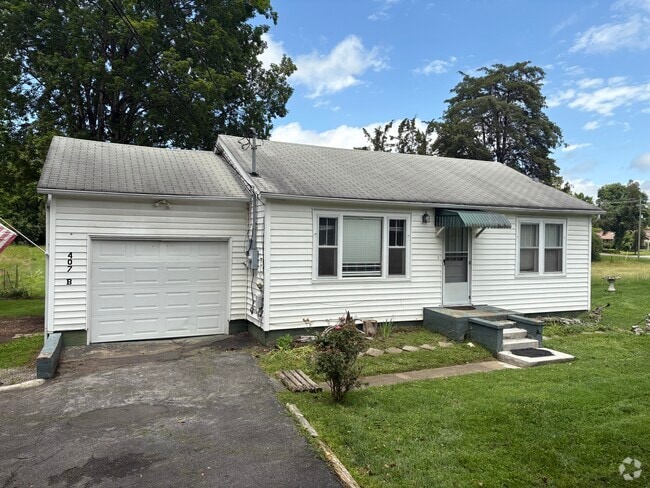 Building Photo - 407 Douglas Ln