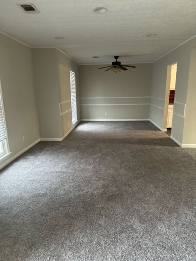 Building Photo - 3 bedroom/ 2 Bath.... Move In Ready!!!!