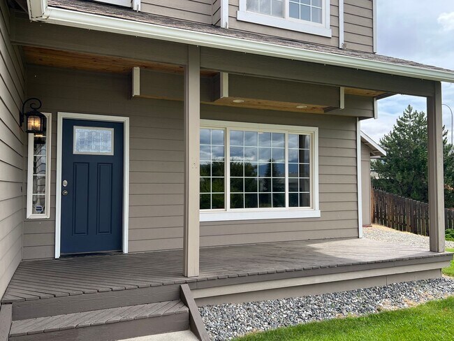 Building Photo - Gorgeous 4 bed/2.5 bath home on Fancher He...