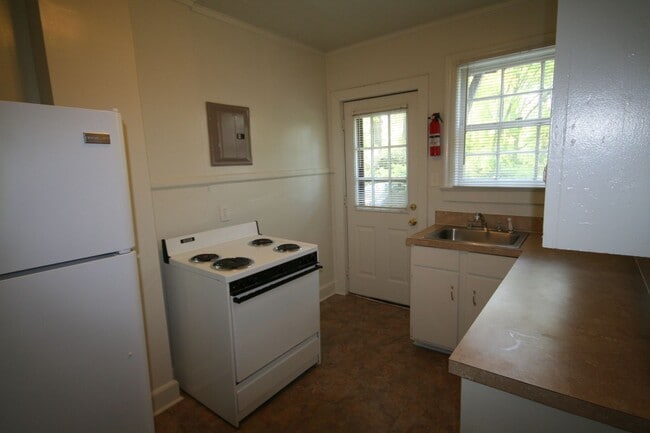 Building Photo - Georgian brick. Separate dining room. Over 1,000 square feet near 9th Street.