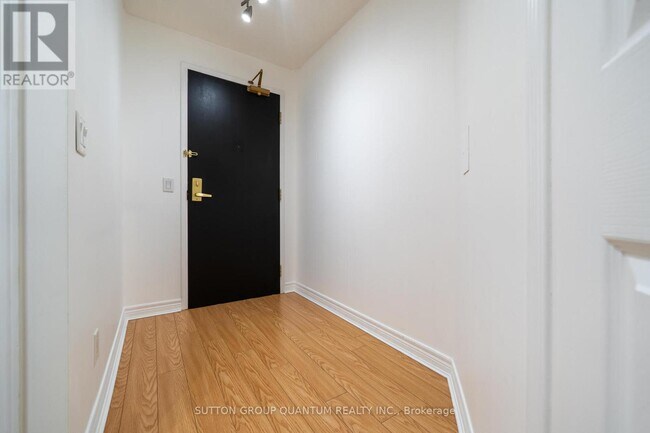 Building Photo - 30 Grand Trunk Crescent