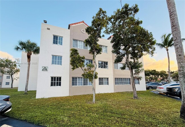 Foto del edificio - 6175 NW 186th St