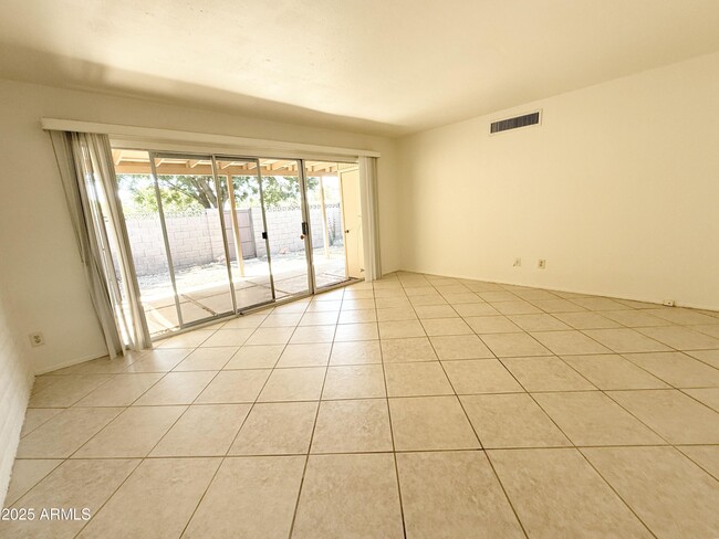 Foto del edificio - 5554 N 10th St
