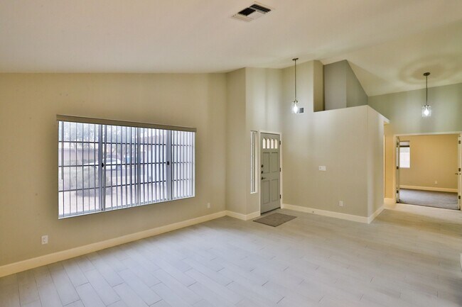 Building Photo - 4230 E Woodland Dr