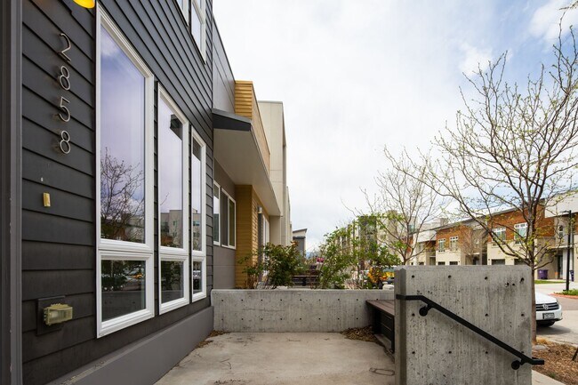 Building Photo - Modern 3 bed / 4 bath, 3 story townhome!