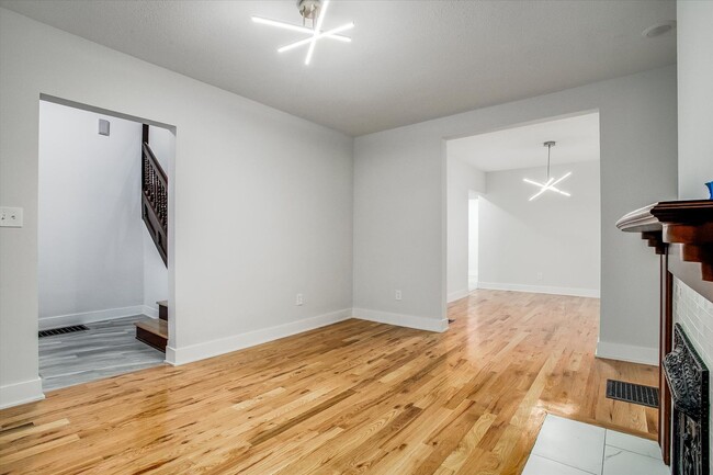 Building Photo - Newly renovated spacious high-ceilinged ho...