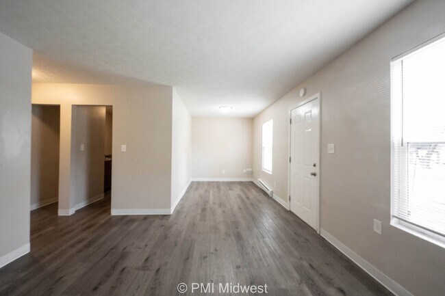 Building Photo - 3 bedroom 2 bath