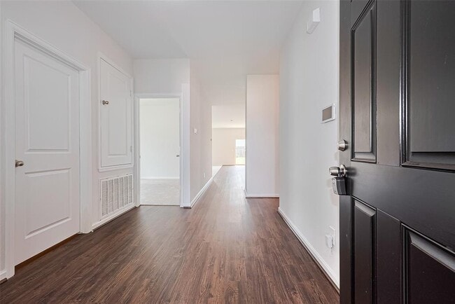 Building Photo - 1025 Banyon Tree Ln