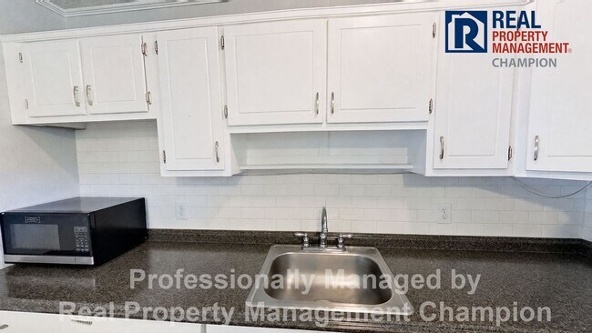 Building Photo - 3 BD/2 BA Home w/Attached Garage on Large Corner Lot w/Fenced Backyard
