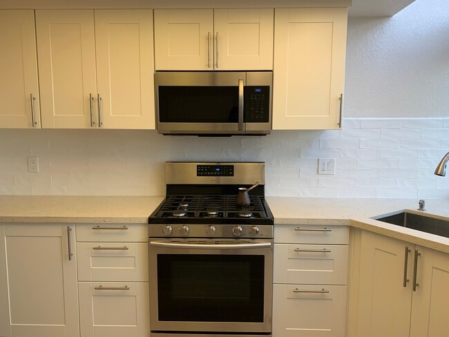 Kitchen - 126 Cityview Dr
