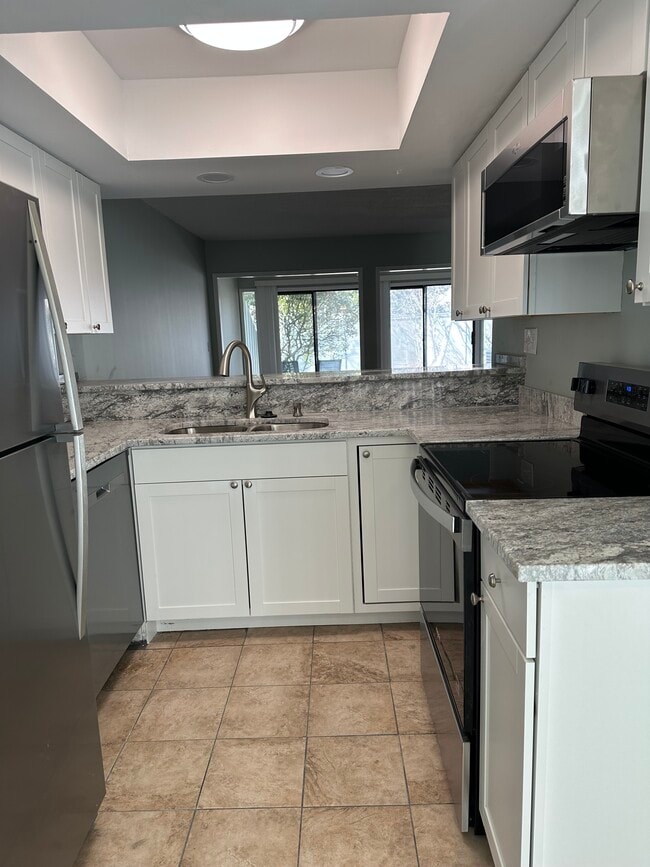 Building Photo - 100 Shadow Moss Pl