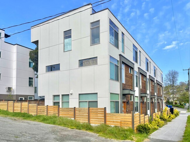Building Photo - Great Townhome for rent
