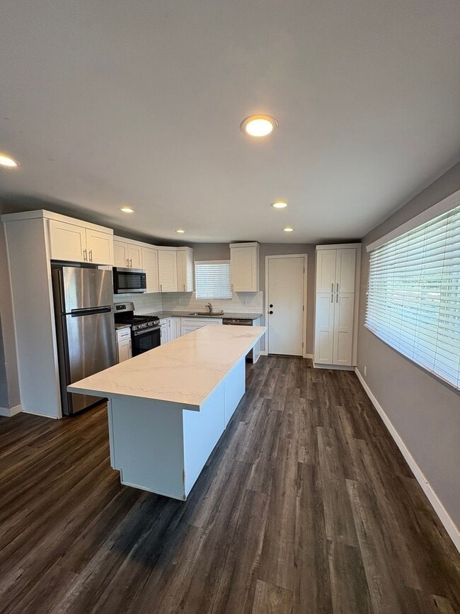 Building Photo - 4477 Hilltop Dr