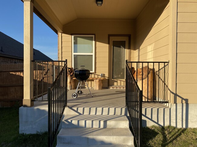 Building Photo - 836 Olive Ln