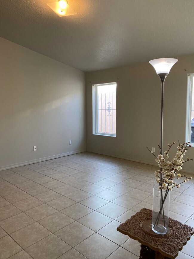 Building Photo - 3Bd 2Ba 2CG, AC, New paint!