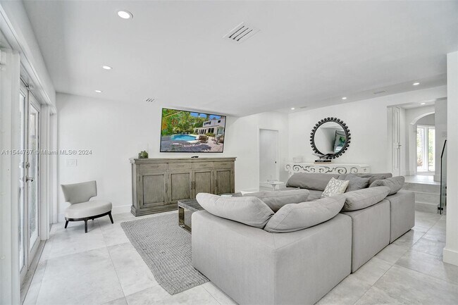 Building Photo - 6355 La Gorce Dr
