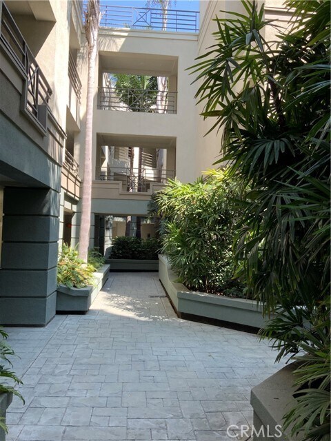 Building Photo - 2253 Martin