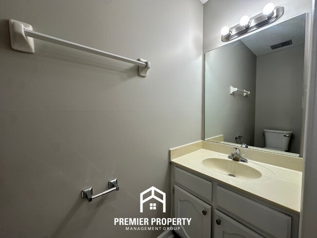 Foto del edificio - Newly Renovated Cordova Gem | 3BR/2.5BA with Soaking Tub & 2-Car Garage