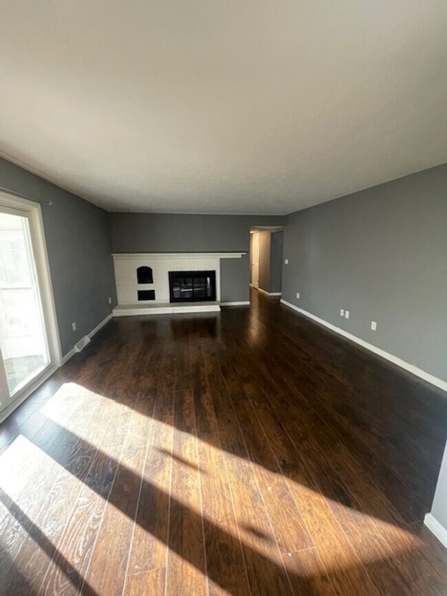 Foto del edificio - Adorable 3BR 2.5BA Home w/ Sun Room • 2 Car Garage  • Private Yard in Avon Lake