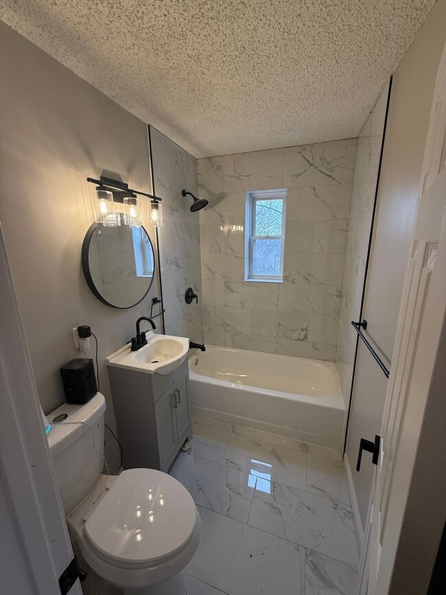 Building Photo - Beautiful 3 Bedroom 2 bath Townhome Conveniently Located and updated