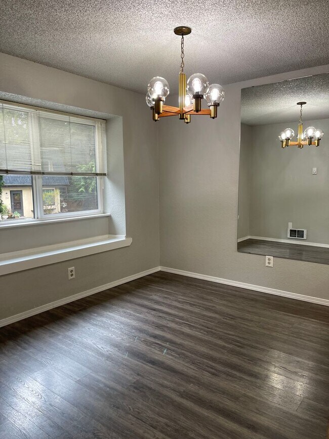 Building Photo - Roomy Lynnwood Townhouse-Style Condo With Upgrades