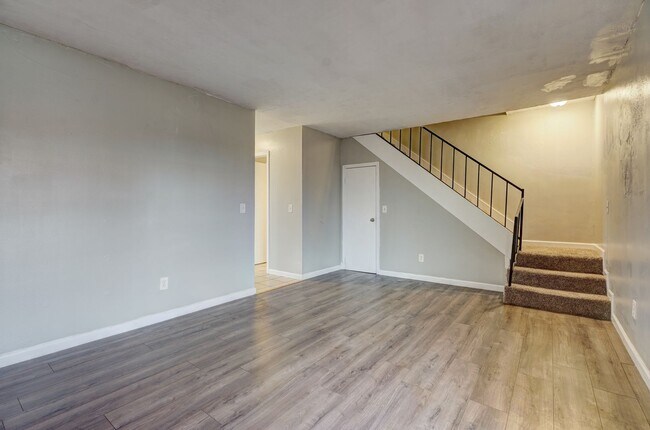 Building Photo - 4 bed 1.5 bath duplex in Midwest City