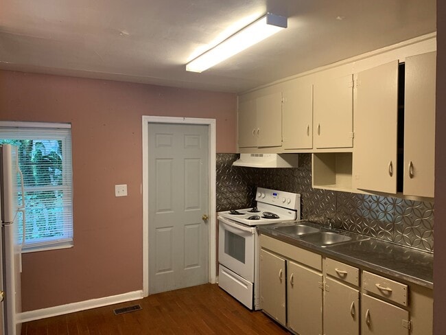 Building Photo - Move-in ready 1 Story Duplex located in th...