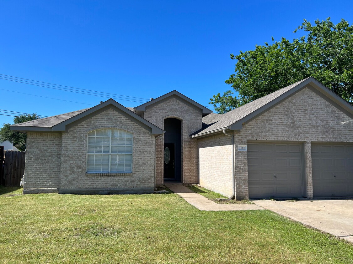 Primary Photo - 1510 Primrose Trail