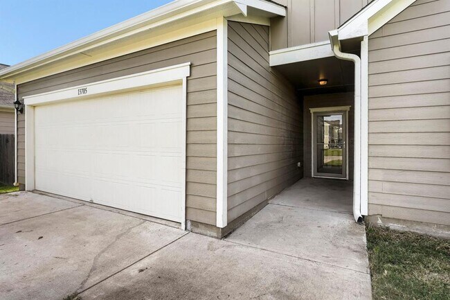 Foto del edificio - 13705 Sherri Berry Wy