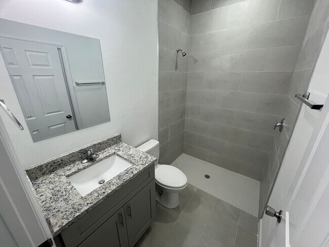 Foto del edificio - ONE OF A KIND! BRAND NEW 1 Bedroom-1 Bath- 1 Car Garage in Desirable Lehigh Acres!