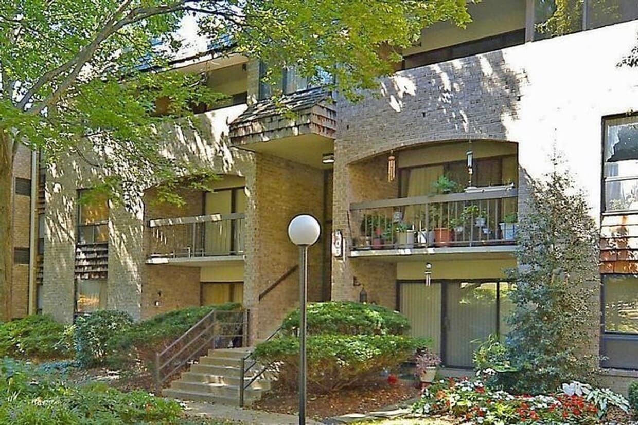 Primary Photo - Extremely Well Maintained Second Level Con...