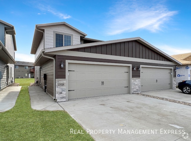 Building Photo - Modern 3 Bed 2 Bath Townhome in West Sioux...